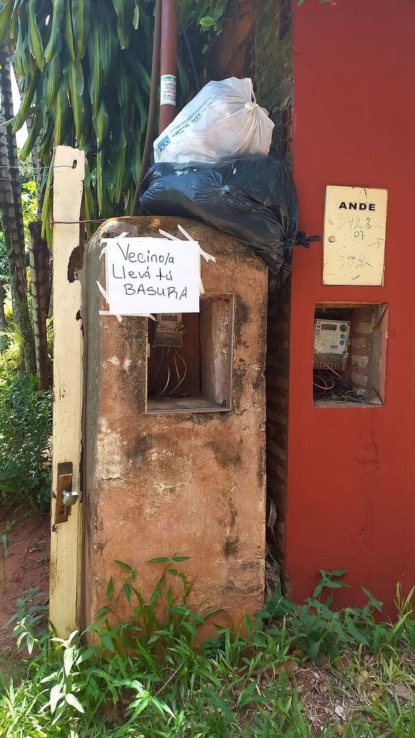 LE FUNÓ A SU VECINO QUE NO QUIERE PAGAR LA RECOLECCIÓN DE BASURA Y LLEVA EN LA VEREDA AJENA
