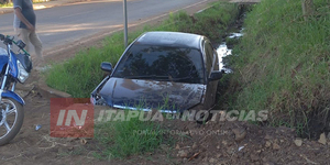 CONDUCTORA PERDIÓ EL CONTROL Y CAYÓ A UNA CUNETA EN CAMBYRETÁ - Itapúa Noticias