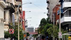 Cables de telecomunicaciones instalados sobre calle Palma serán retirados por la ANDE - El Independiente