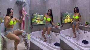 [VIDEO] ¡Puso una tele en su baño para ver y escuchar a Bronco!
