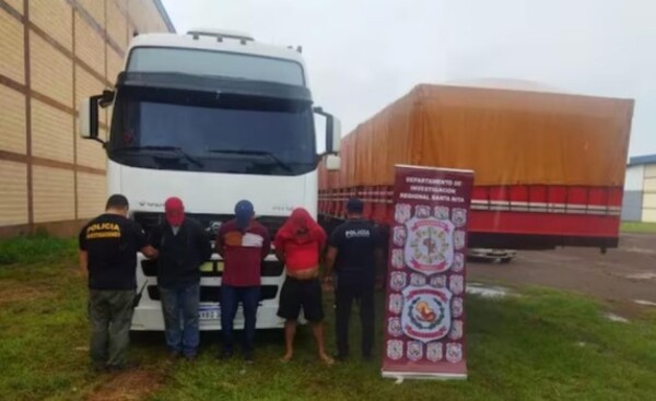 Recuperan semirremolque hurtado y detienen a tres personas