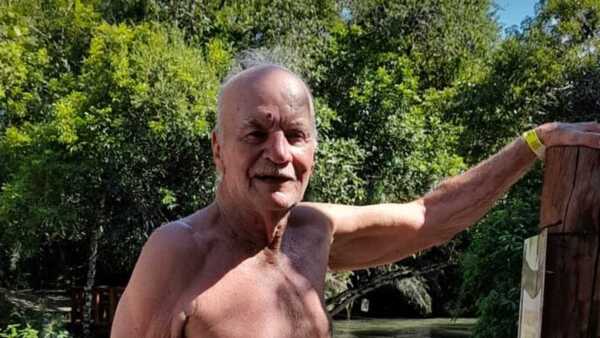 Abuelo de 82 años robó miradas con sus clavados