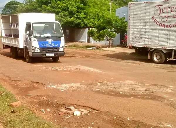 Concepción: vecinos llenan de escombros, ripios y cemento los enormes baches - Nacionales - ABC Color