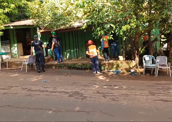 Municipalidad desaloja a una familia por ocupar la vereda - La Clave