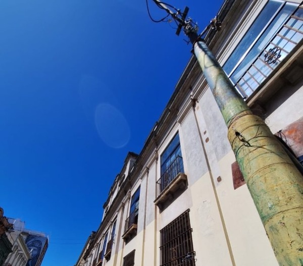 ANDE informa que cables aéreos instalados irregularmente sobre la calle Palma serán retirados - ADN Digital