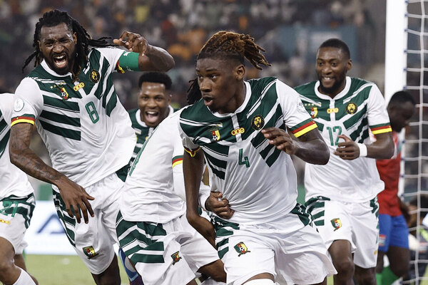 Versus / Camerún sobrevive en la Copa de África con remontada agónica ante Gambia