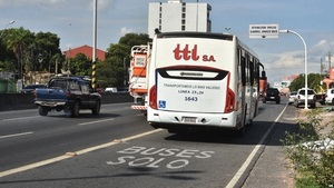 Carril exclusivo para buses causa dudas y quejas de conductores en su debut