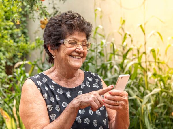 Invitan a taller de uso de celulares para adultos mayores en Asunción - El Independiente