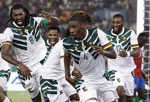 Camerún sobrevive en la Copa de África con remontada agónica ante Gambia
