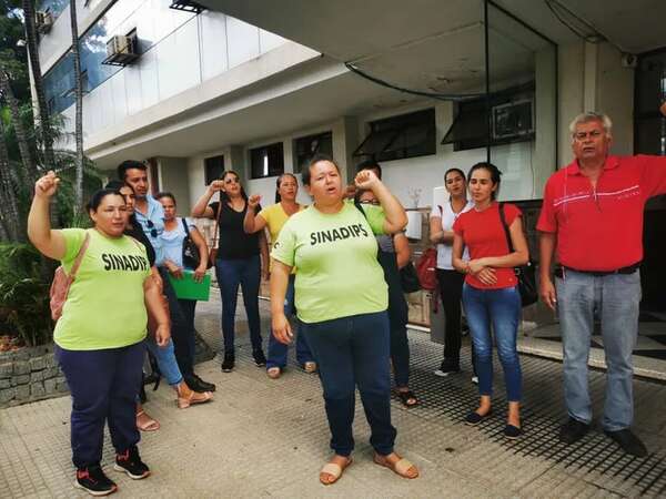 Presidente del IPS se compromete con sindicalistas a analizar caso por caso desvinculaciones - Nacionales - ABC Color