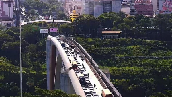 Una postal diaria en el Puente de la Amistad: El caótico tránsito que desespera a turistas