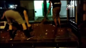 Cansados de reclamar, salieron a tapar baches - SNT