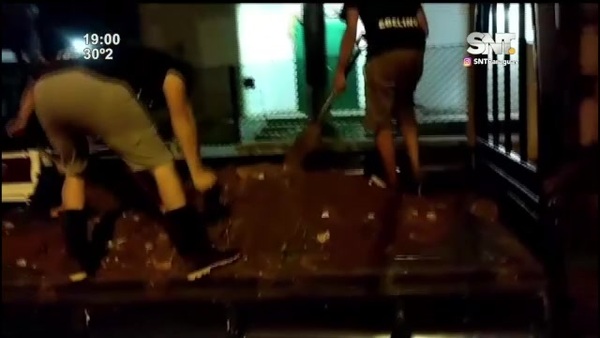 Cansados de reclamar, salieron a tapar baches - SNT
