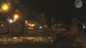 Camión cisterna ignora lomada en avenida, choca dos autos y vuelca en Ñemby