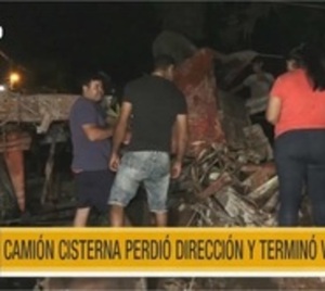 Camión cisterna atropelló varios vehículos y terminó volcado en Ñemby - Paraguay.com