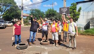 Vecinos bachean calle ante inoperancia de autoridades en Franco