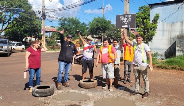 Vecinos bachean calle ante inoperancia de autoridades en Franco