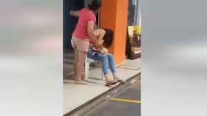 Suegra furiosa atacó a joven que creyó era amante de su yerno