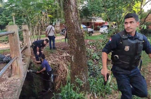 Tras persecución y enfrentamiento, malviviente huye de policías
