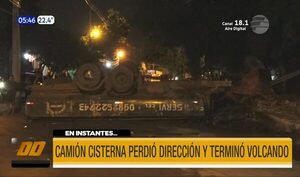 Camión cisterna perdió dirección, chocó contra varios vehículos y terminó volcado | Telefuturo