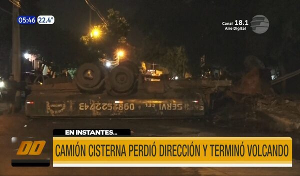 Camión cisterna perdió dirección, chocó contra varios vehículos y terminó volcado | Telefuturo