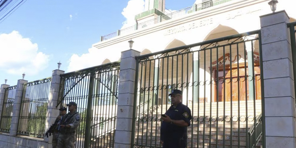 RESGUARDAN MEZQUITAS EN CDE Y BUSCAN A UN ITALIANO ARMADO - Itapúa Noticias
