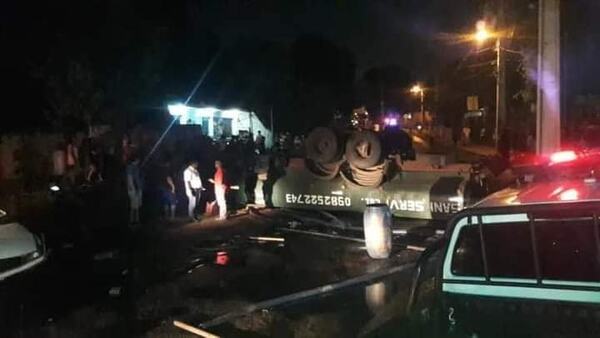 Camión cisterna volcó tras atropellar a varios vehículos en Ñemby | 1000 Noticias