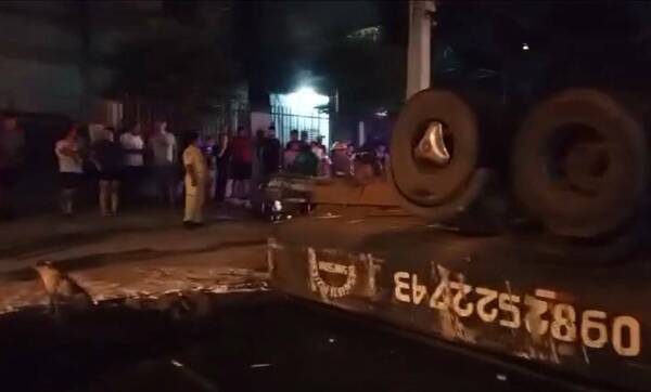 Hay cuatro heridos: camión tuicha volcó y se llevó por delante varios vehículos