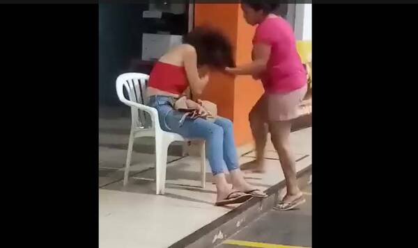 [VIDEO] Doña tongueó a una joven porque pensó que era la "otra" de su yerno, según denuncia