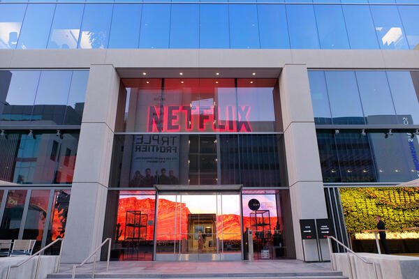 Acciones de Netflix suben más de 40%
