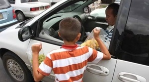 Imputan a mujer que obligaba a sus hijos a pedir dinero en la calle