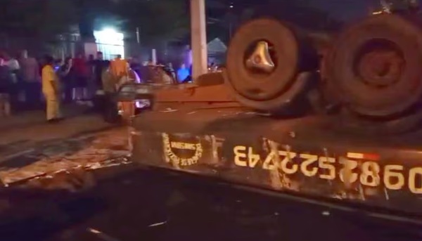 Camión cisterna ignora lomada en avenida, choca dos autos y vuelca en Ñemby