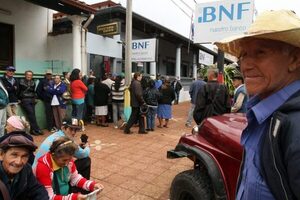 Adultos mayores y excombatientes cobran con aumento desde hoy - El Independiente