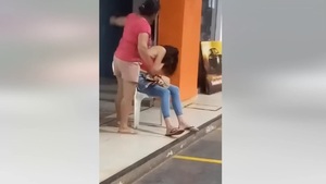 CON CUCHILLO EN MANO Y GOLPES DE PUÑO EN EL ROSTRO, DOÑA AGREDIÓ A UNA CHICA EN ESTACIÓN DE SERVICIOS - La Voz del Norte