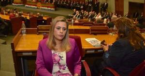 Diario HOY | Tras violar Constitución con doble sueldo del ‘mimado’, Kattya ‘huele juicio’ y ataca a periodistas
