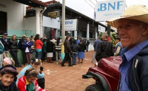 Adultos mayores y excombatientes cobran con aumento, desde hoy