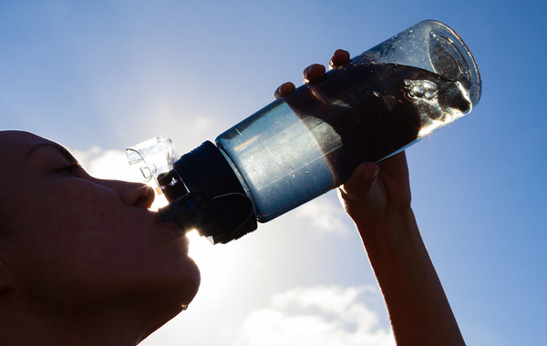 Instan a consumir de 2 a 3 litros de agua por día - La Clave
