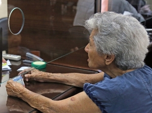 Adultos mayores y excombatientes cobran con aumento desde hoy