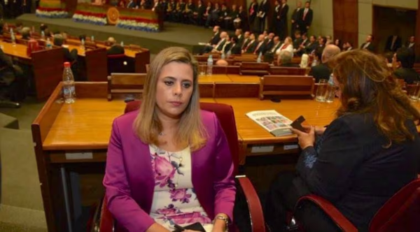 Tras violar Constitución con doble sueldo del ‘mimado’, Kattya ‘huele juicio’ y ataca a periodistas