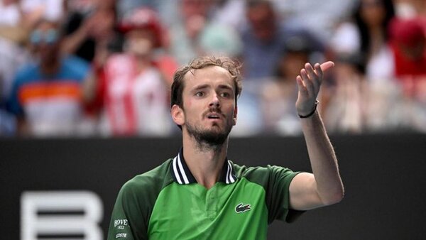 Medvedev resuelve en cinco sets y espera a Alcaraz o Zverez en semis