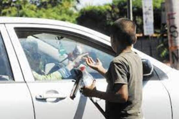 Imputan a una mujer por obligar a sus hijos a pedir dinero en la vía pública