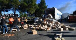 La Nación / Agricultores franceses encrudecen protestas tras muertes