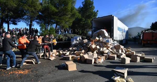 La Nación / Agricultores franceses encrudecen protestas tras muertes