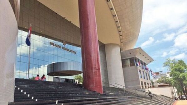 Telefonistas del Congreso perciben salarios de entre G. 8.500.000 y G. 21.000.000