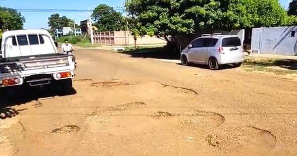 La Nación / Concepción: vecinos inician bacheo provisorio ante enormes pozos que causan accidentes