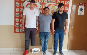 Intentaron vender iPhone robados a una tienda y fueron ‘pillados’: hay tres detenidos