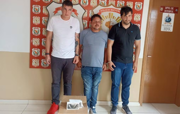 Intentaron vender iPhone robados a una tienda y fueron ‘pillados’: hay tres detenidos