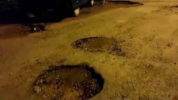 Ante desidia municipal, pobladores se organizan para bachear calles en Concepción