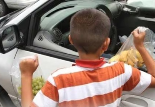 Imputaron a una madre que obligaba a sus hijos a pedir dinero en la calle - Noticiero Paraguay