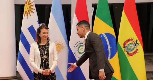 Mondino dice que Paraguay "tiene que pagar" por la hidrovía y abre un conflicto con Peña